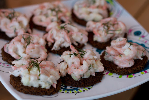 Krevetisalat rukkileivaviiludel / Shrimp salad on rye bread