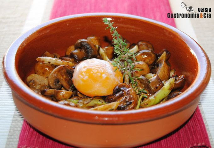 Cazuelita de champiñones con yema de huevo escalfado