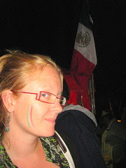Anna con los colores nacionales de México