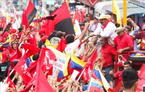 Fotografía cedida por el Comando Hugo Chávez en la que se observa al presidente encargado de Venezuela, Nicolás Maduro (d), que participa en un evento de campaña este 10 de abril, en la localidad de Valera, Estado Trujillo (Venezuela). EFE
