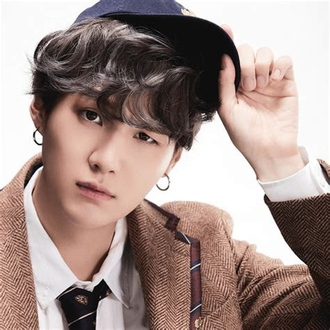 suga bts  kolaborasi nyanyi bareng iu comback