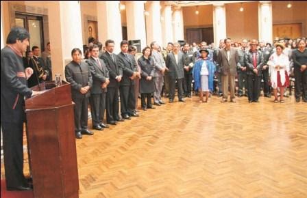 Los Bolivianos aplazan a los ministros de Evo