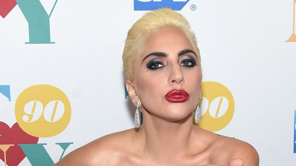 Lady Gaga Tertangkap Kamera Membeli Albumnya Sendiri
