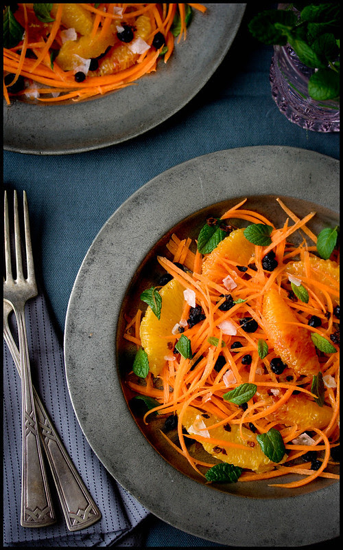 Karottensalat mit Orangen, Minze und schwarzen Johannisbeeren