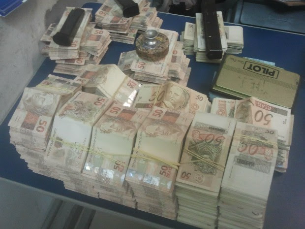 Polícia encontrou quase R$ 3 milhões na bagagem de passageira de ônibus (Foto: Adolfo Lima/ TV TEM)