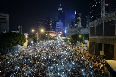 2014年9月29日，」佔中運動「開始後不久，示威者在香港政府總部附近舉着手機。
