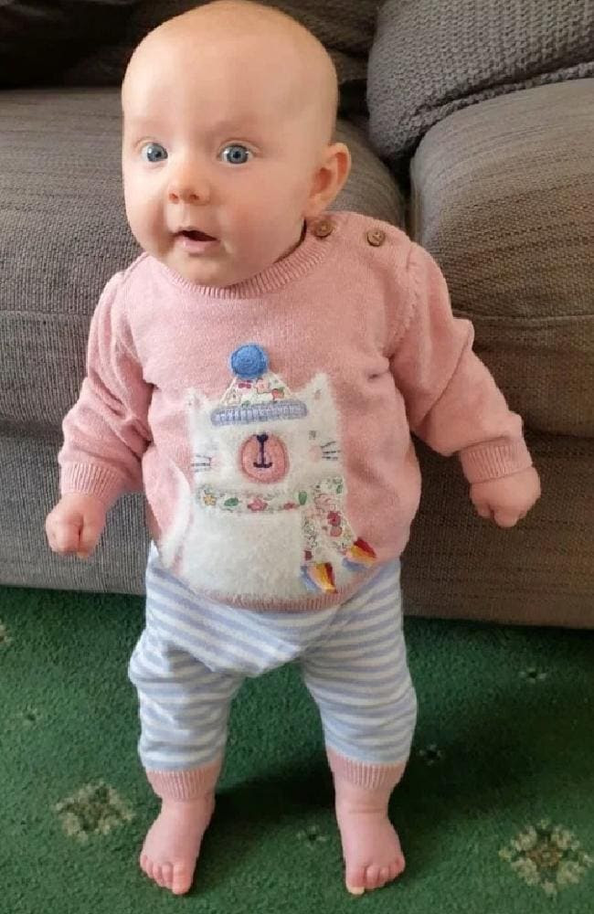 Ce Bebe De 3 Mois Tient Deja Debout Tout Seul Photos Voltage Connectee A Paris