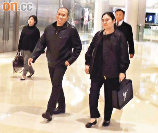 中環出更：陳振聰陪老婆行街掃貨 - 東方日報