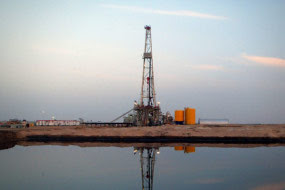 Mesin bor Kuwait Oil Co. yang beroperasi di perbatasan antara Irak dan Kuwait