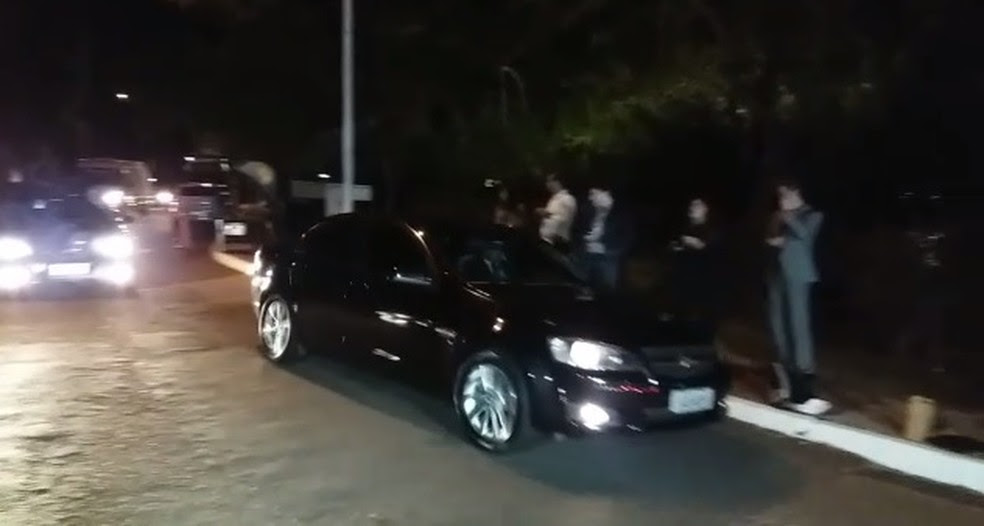 Imagem mostra o carro no qual estava o presidente Michel Temer ao chegar à residência do presidente da Câmara, Rodrigo Maia (DEM-RJ) (Foto: Bernardo Caram/G1)
