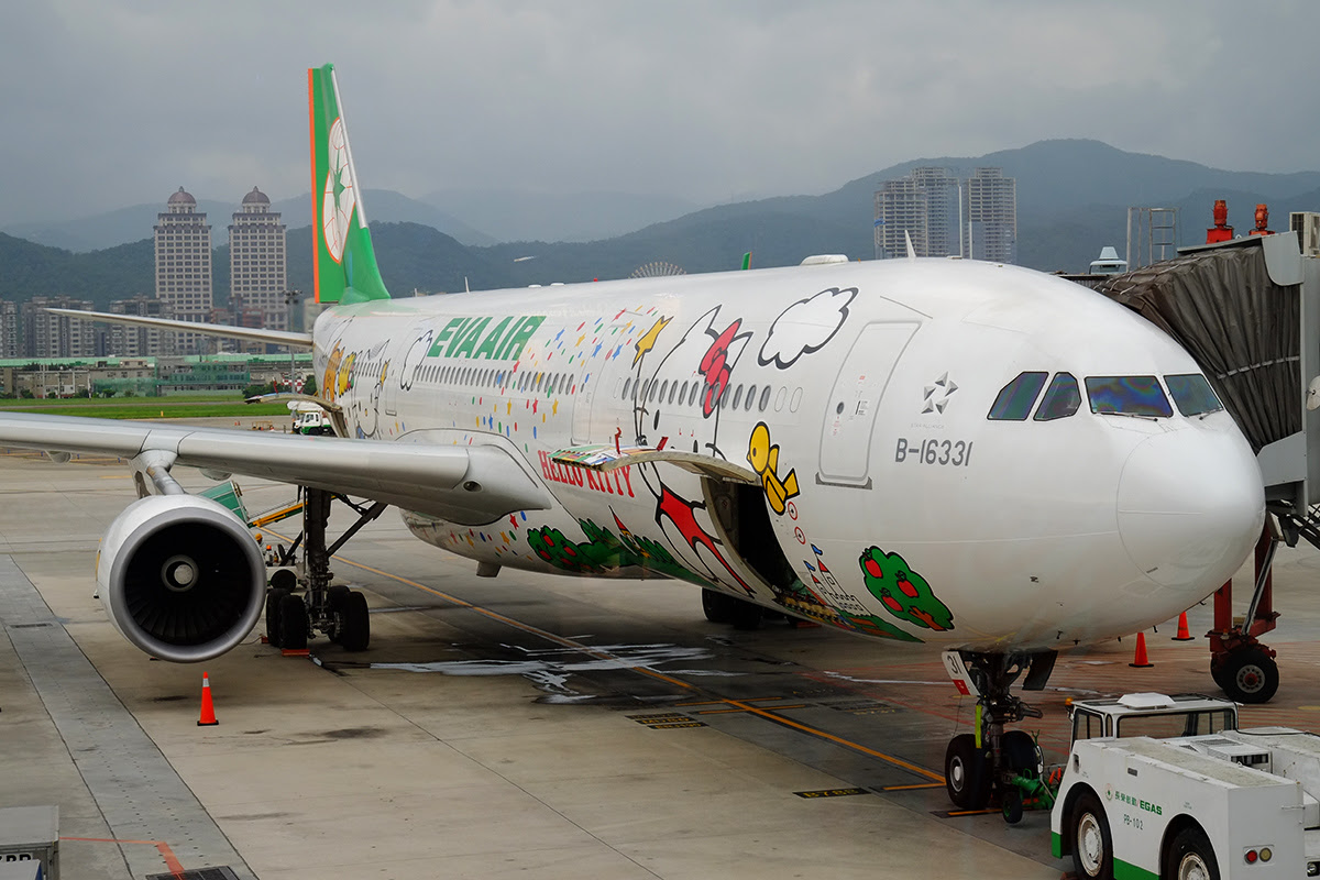 女子旅は飛行機だって可愛いく ハローキティジェットで思い出に残る旅行をしよう Kutie
