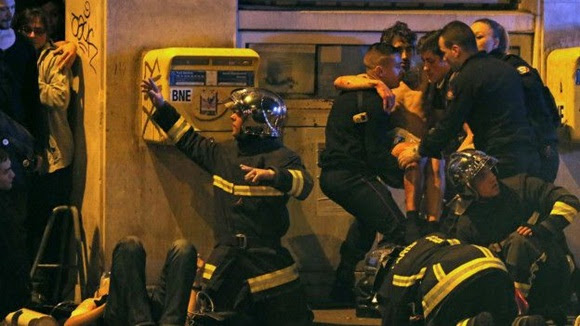 Bomberos y equipos de emergencia fueron desplegados a las afueras de la sala de conciertos Bataclan donde hubo una toma de rehenes. Foto: AP.
