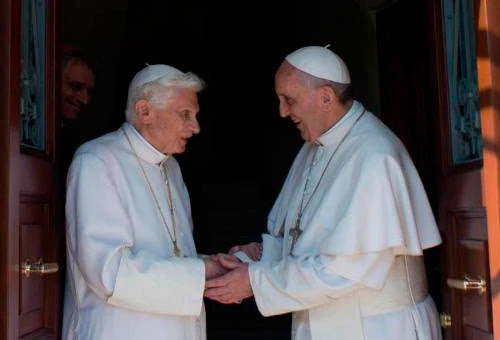 Benedicto XVI y el Papa Francisco (Foto L'Osservatore Romano / ANSA)