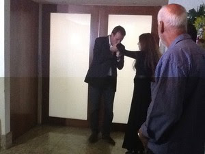 O prefeito Eduardo Paes fala com a viúva do ator Claudio Cavalcanti, Maria Lúcia Frota, ao chegar ao velório nesta terça (1º) no Rio (Foto: Janaína Carvalho/G1)