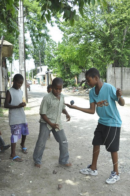 Juegos tradicionales dominicanos - Bailando trompo