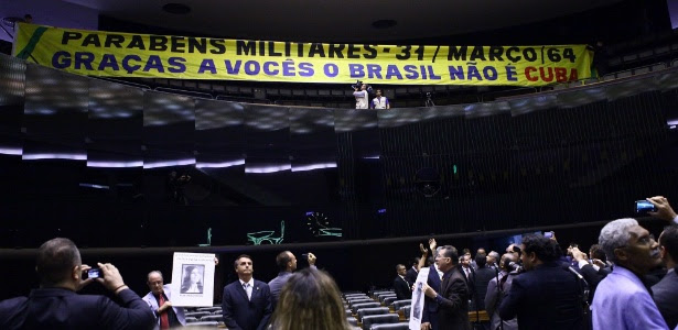 Faixa estendida na Câmara provocou polêmica durante sessão destinada a relembrar o golpe de Estado que deu origem à ditadura militar no Brasil