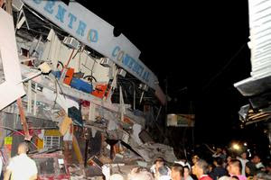  rescuers involved in a mall in the city of Manta. 