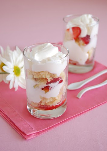 Sky high strawberry shortcake / Bolo de camadas com morangos e chantilly