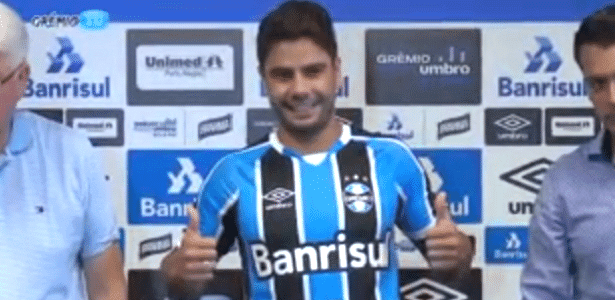 Henrique Almeida é apresentado como jogador do Grêmio 