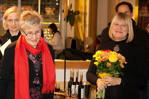 Krista Kaer kõneleb, taamal Mirjam ja Pille