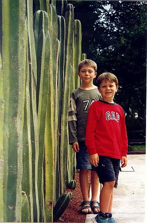 devant les cactus il y a six ans.jpg
