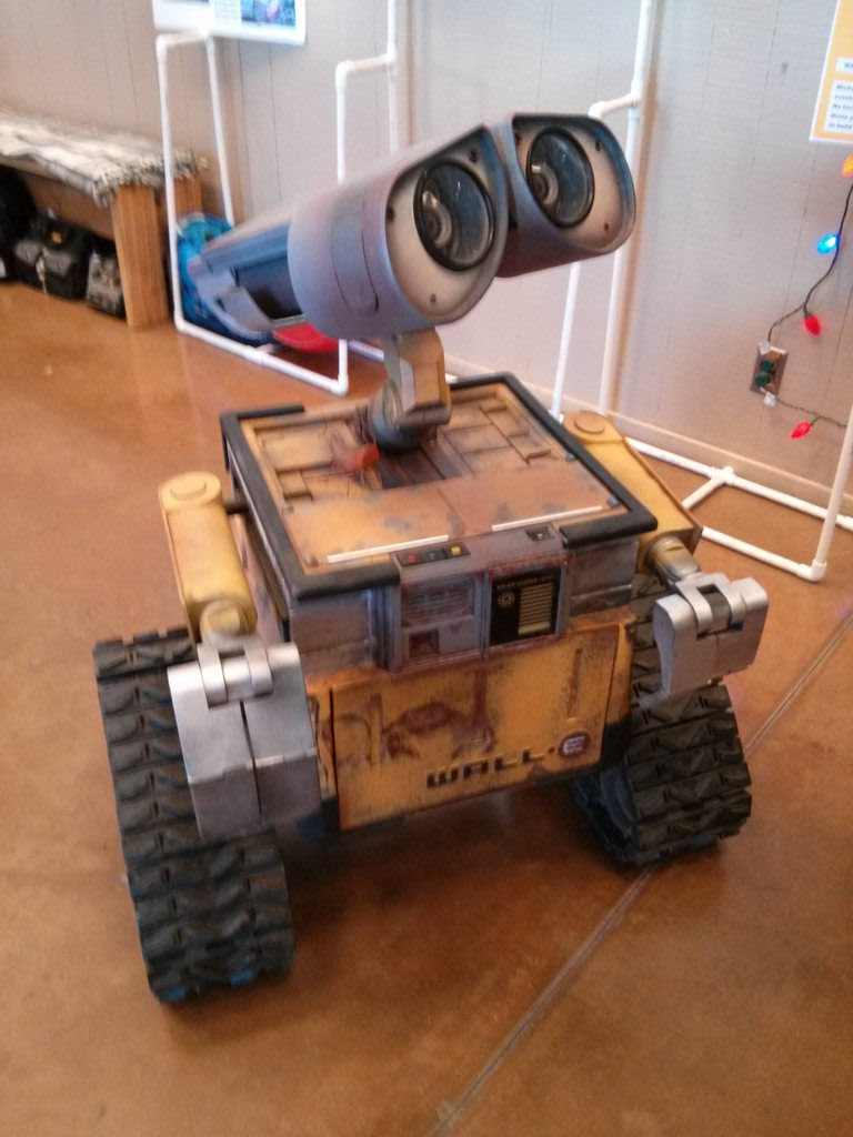 Pixar S Wall E Brought To Life With Impeccable Life Sized Robot Replica The Verge