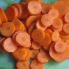 Грибы нарезать пластинками,оставшуюся морковь-кружочками.