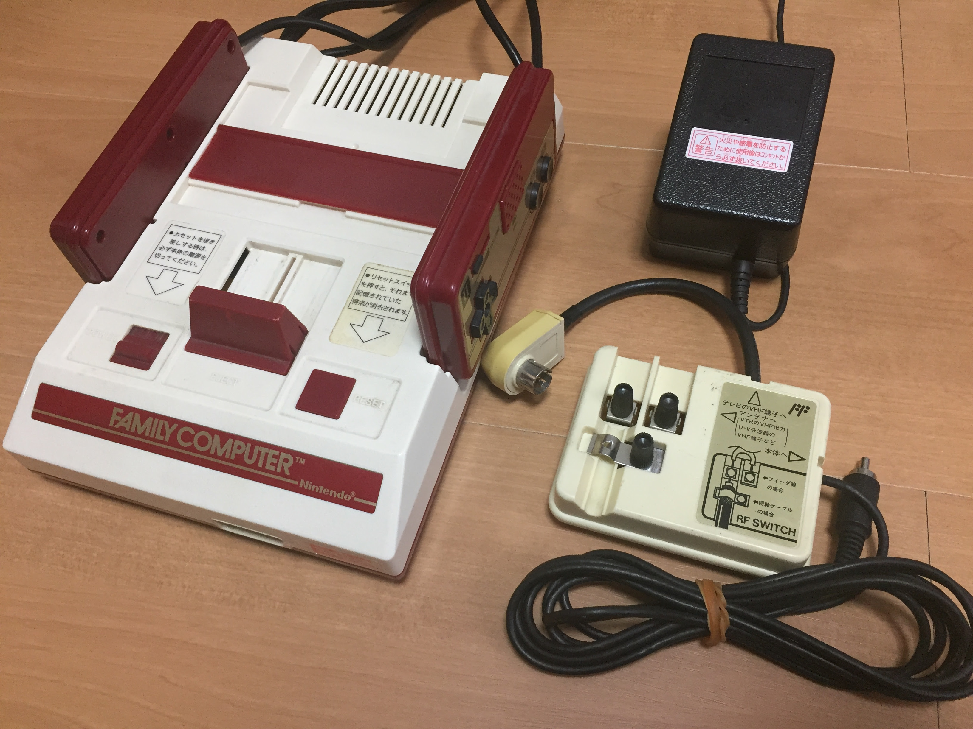 初代ファミコン本体は今のテレビで遊べる 接続方法は Rfスイッチ Vhf Uhf Hdmi れとろとろ ゲームブログ