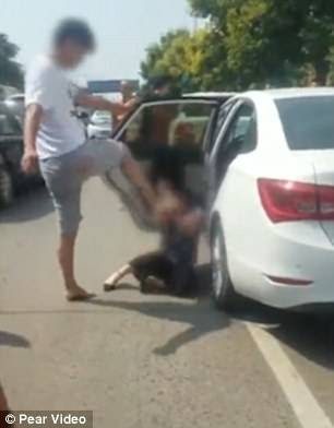 Kepala wanita dibenturkan ke pintu mobil