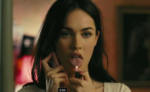 Megan Fox se quema la lengua