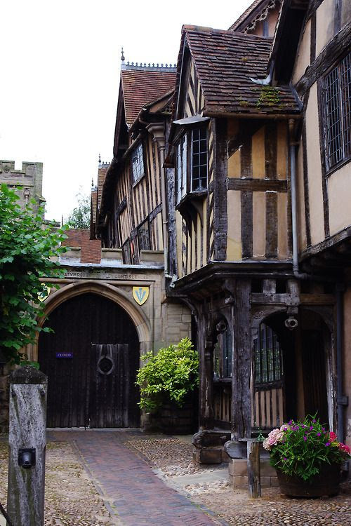 Medieval, Warwick, England
photo via zingmiller