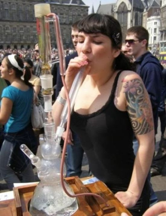 Girls with Weed (82 pics)