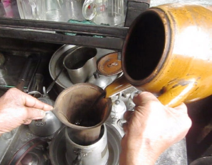 Dụng cụ để pha cà phê là cái siêu đất và vợt. Ảnh: Thi Hà