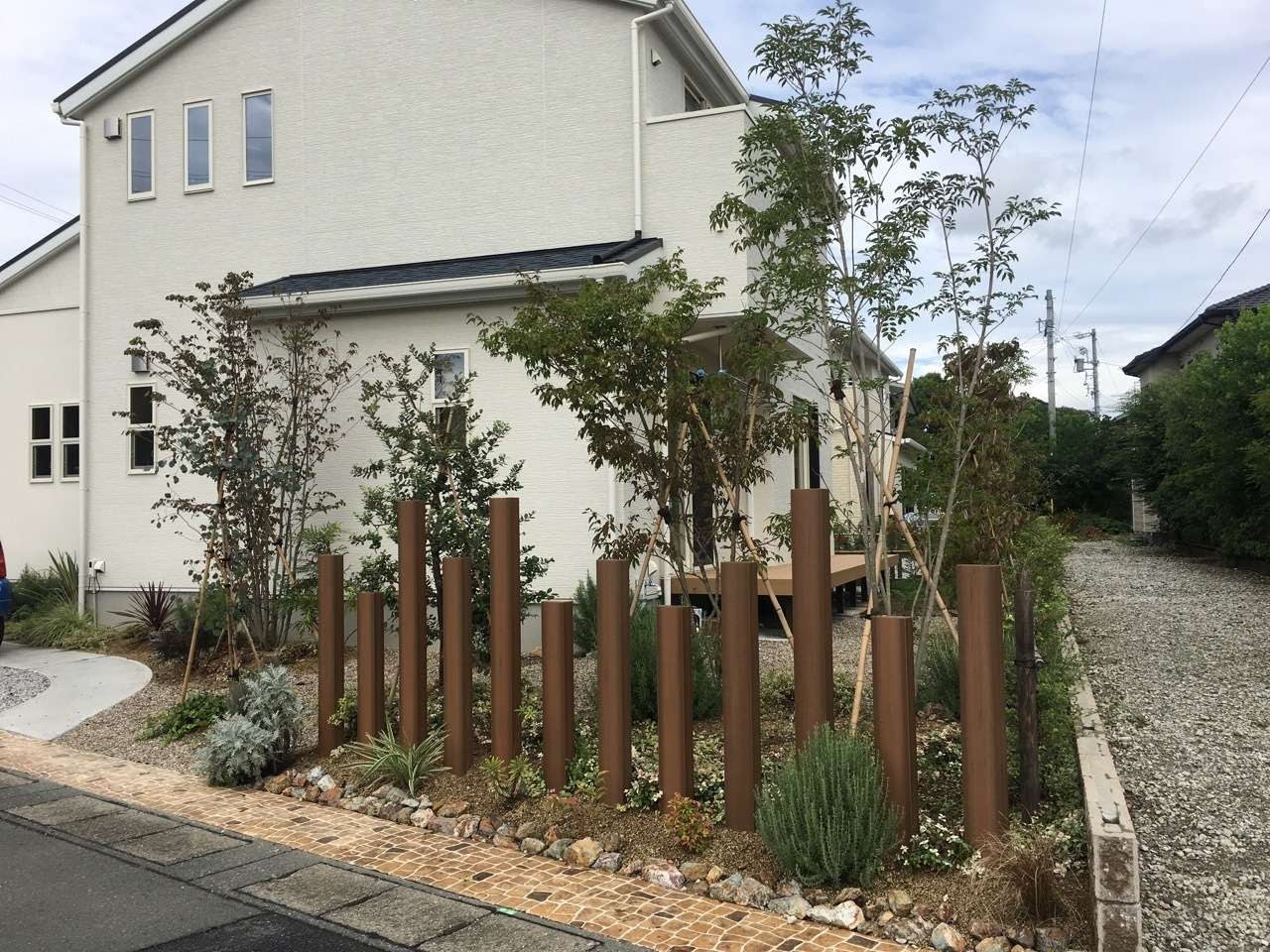 ポールでおしゃれな目隠しフェンス 浜松市周辺で外構工事や駐車場工事のことなら板屋建設