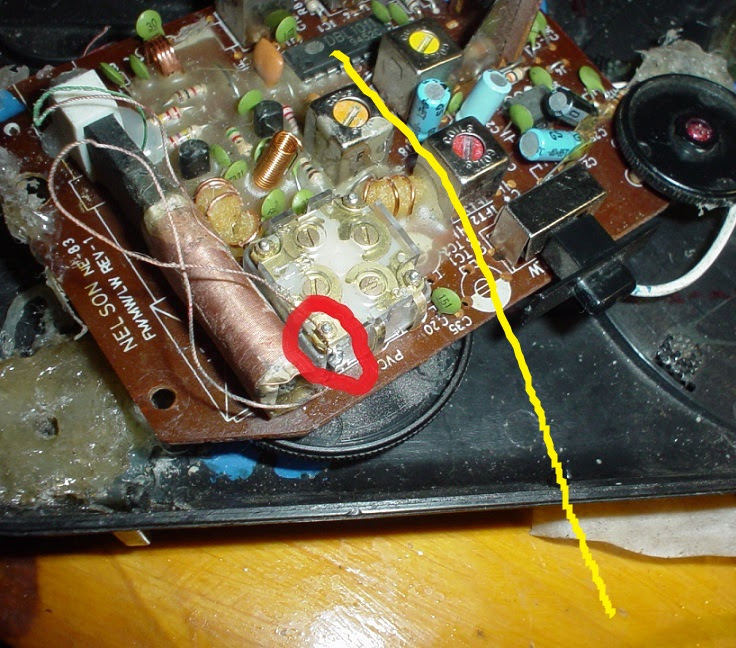 en que lugar de la placa se sale a la antena FM?