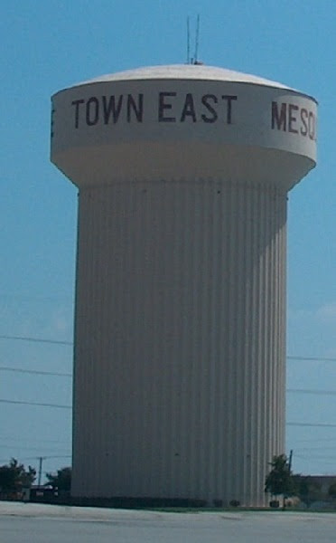 Texas highway pictures: the Town East water tower in Mesquite