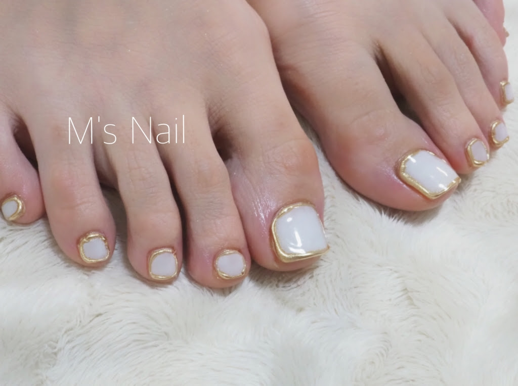 ホワイト ゴールドのフットネイル Maco Nail Work