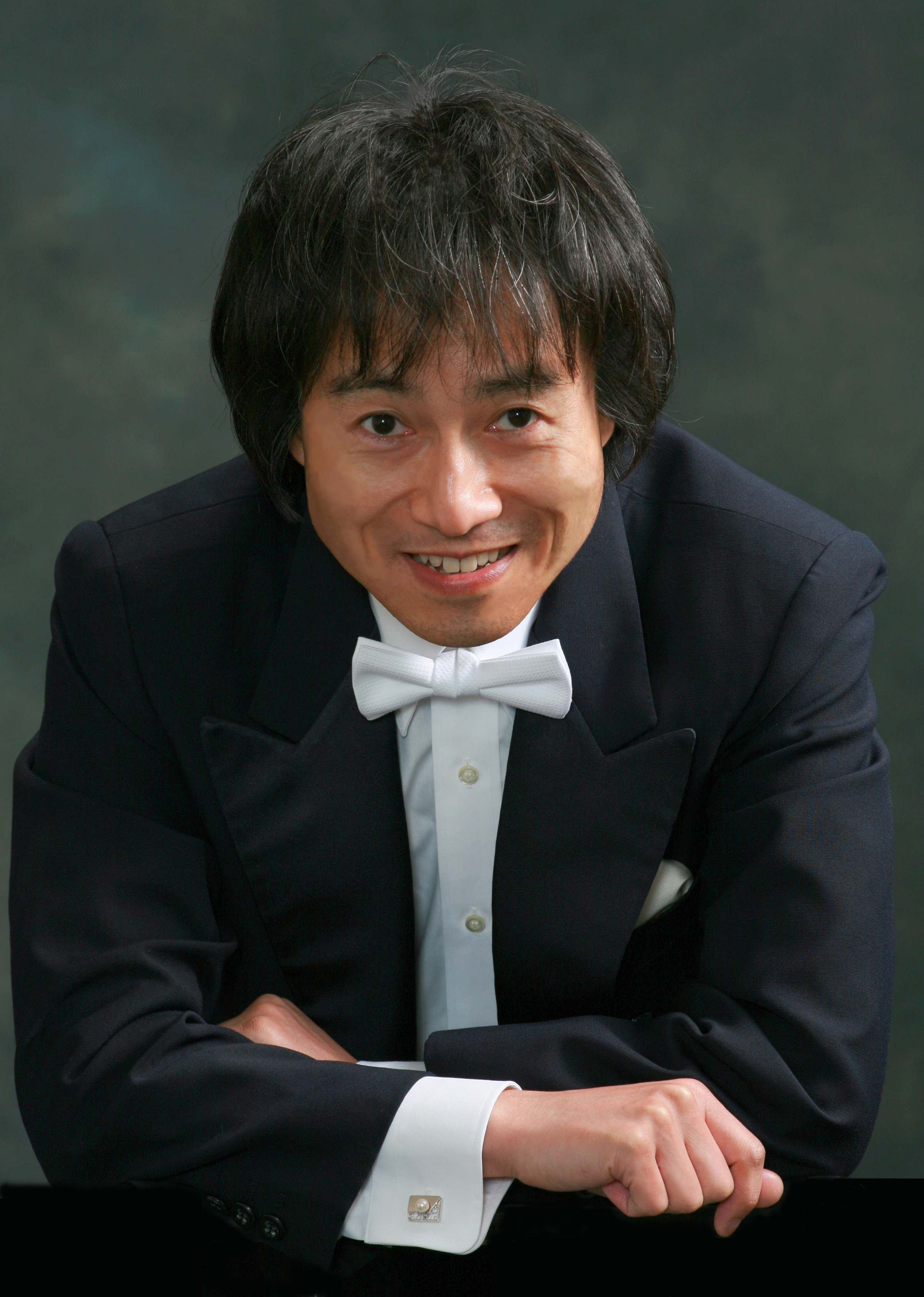 Photo 藤田豊彦 新通 英洋 指揮 Hide Shindori Conductor 桐朋学園 モスクワ音楽院において指揮を学ぶ 秋山和慶 小澤征爾 尾高忠明 黒岩英臣 高階正光 L ニコラィエフ V シナイスキー各氏に師事 英国ロイヤルオペラハウス イングリッシュ