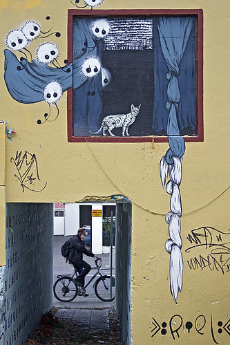 The cyclist and the graffiti