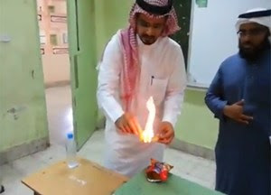بالفيديو معلم سعودي يحرق شرائح البطاطا المقلية امام تلاميذه ليريهم خطورتها