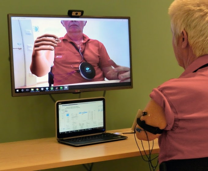 an-amputee-patient-tries-out-the-ar-system