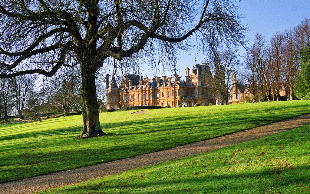 &lt; b&gt;Waddesdon  Manor Gardens, Buckinghamshire, UK: &lt;/b&gt;

This immaculate Victorian garden, surrounding a Renaissance style chateau, is considered to be one of the finest in England. The gardens are home to outstanding seasonal displays of be