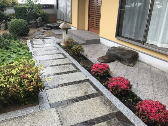 リ ガーデン 踏石に露地の趣が宿る 石張りのアプローチとテラスのある庭 稲美町 造園 エクステリア工事 植木剪定など 宕華園 たかえん 兵庫県