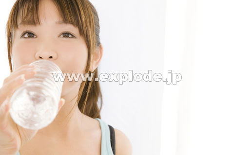 ペットボトルの水を飲んでいる女性 Af Jpg 写真素材