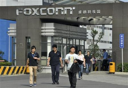 Workers walk out of the entrance to a Foxconn factory in Chengdu, Sichuan province July 4, 2012. REUTERS/Stringer