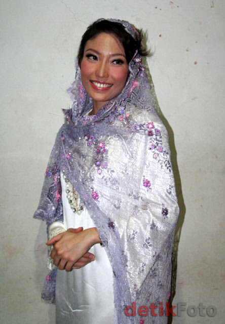 Ayu Dewi Mencoba Tegar