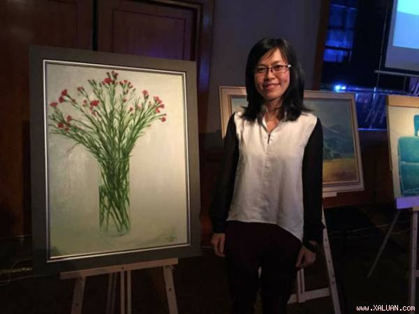 Họa sĩ Đan cùng bức tranh 'Cẩm chướng'