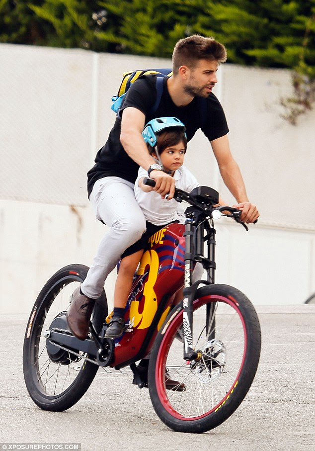 Pique giản dị đạp xe đưa con trai đi nhà trẻ - Ảnh 2.