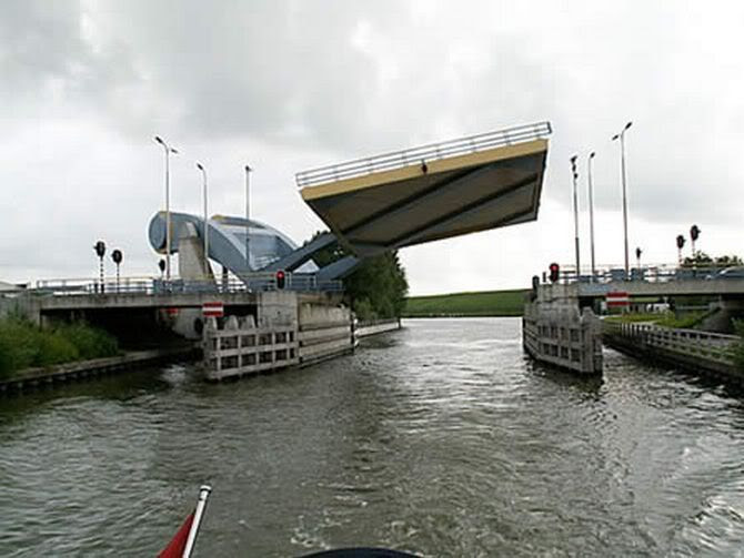 http://i1127.photobucket.com/albums/l624/jexgill/The%20Strangest%20Bridges%20in%20the%20World/strangest-bridges-in-the-world07.jpg