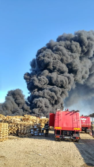 Incendiu la un depozit de deseuri din Bihor: Coloana de fum ajunge la 150 m (Video) UPDATE Focul a fost stins
